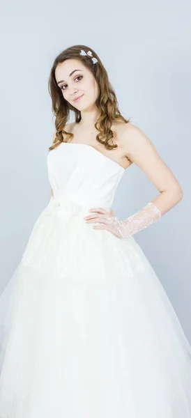 Nevěsta na bílém pozadí. šaty — Stock fotografie
