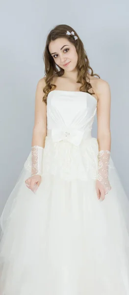 Νύφη σε άσπρο φόντο. φόρεμα — Φωτογραφία Αρχείου
