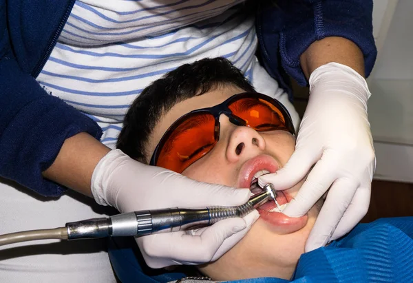 Rapaz em tratamento dentário. Braçadeira. cuidados de saúde — Fotografia de Stock