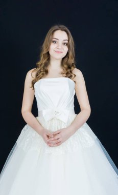 siyah arka plan üzerine gelin. elbise