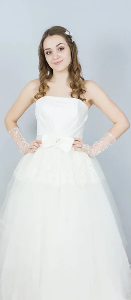 Braut auf weißem Hintergrund. Kleid — Stockfoto