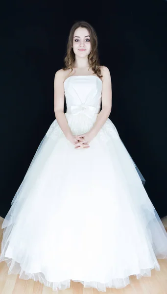 黒い背景に花嫁。ドレス — ストック写真