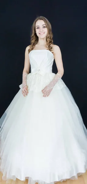 Bruden på svart bakgrund. klänning — Stockfoto