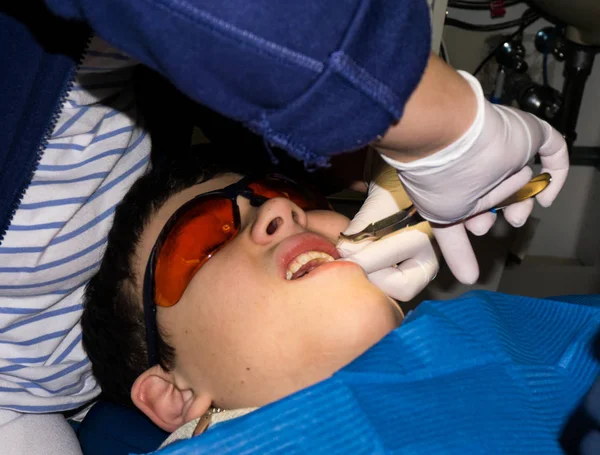 Rapaz em tratamento dentário. Braçadeira. cuidados de saúde — Fotografia de Stock