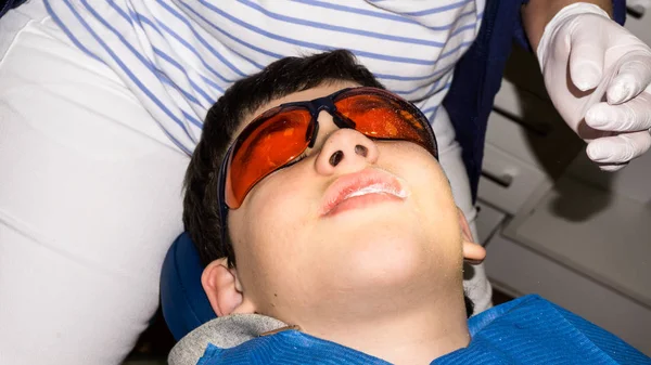 Niño autista en tratamiento dental. Prepárense. asistencia sanitaria — Foto de Stock