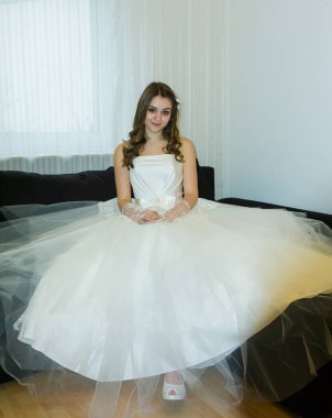 beyaz zemin üzerine gelin. elbise