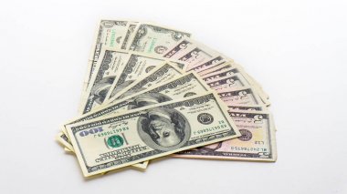 Amerikan parası dolar banknotlar faturaları beyaz arka plan üzerinde