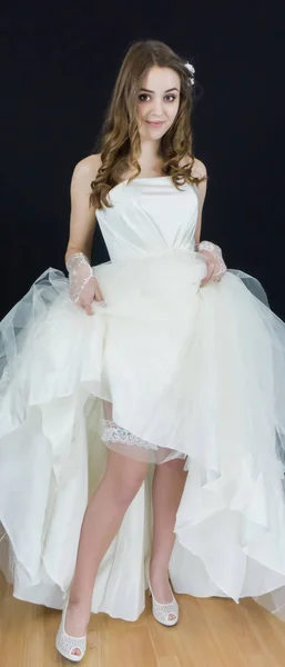 Невеста на черном фоне. платье — стоковое фото