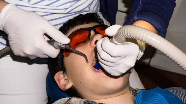 Chico en tratamiento dental. Prepárense. asistencia sanitaria — Foto de Stock