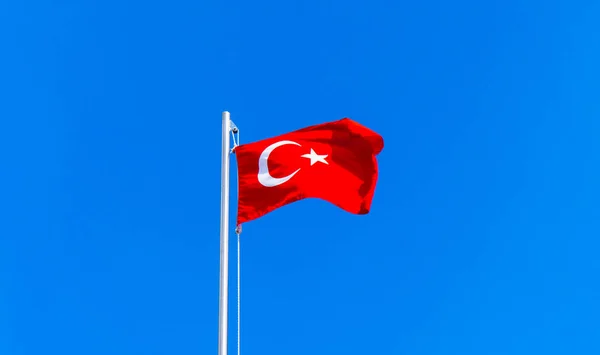 Turecká vlajka vlnící se na modré obloze — Stock fotografie