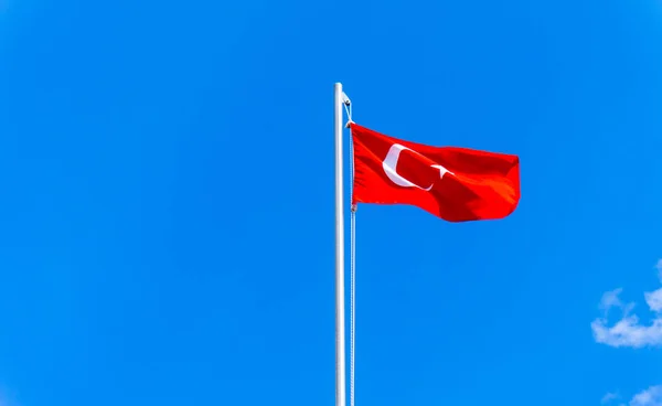 Turkisk flagga viftar i blå himmel — Stockfoto
