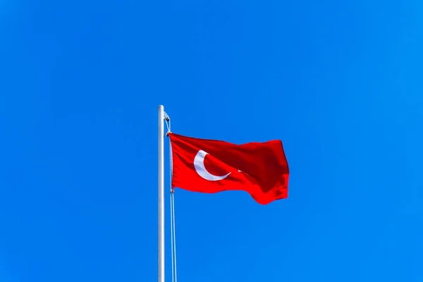 Turkisk flagga viftar i blå himmel — Stockfoto