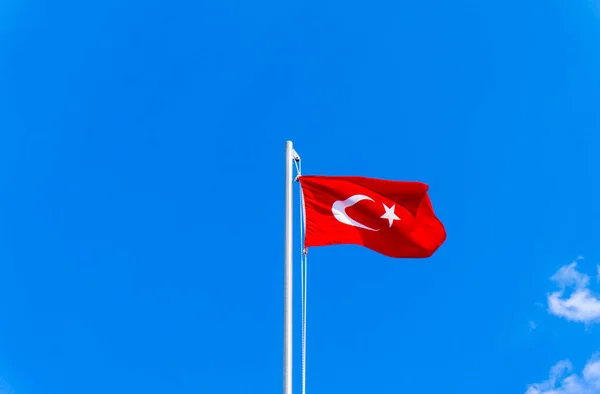 Bendera Turki melambai di langit biru — Stok Foto