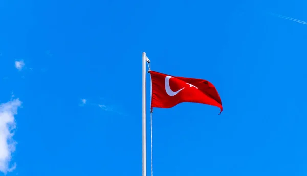 Bandeira turca acenando no céu azul — Fotografia de Stock