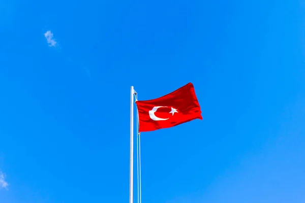 Bandera turca ondeando en cielo azul — Foto de Stock