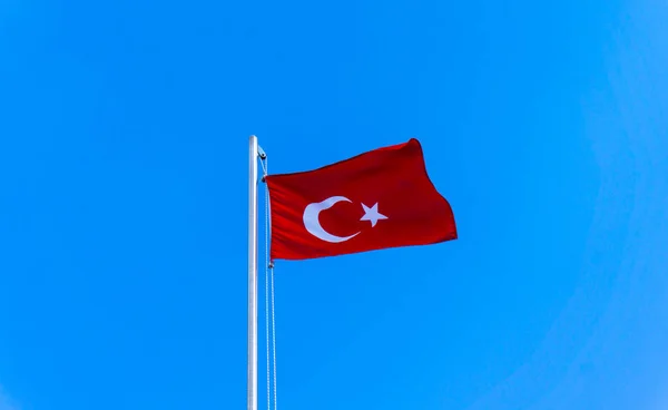 Bendera Turki melambai di langit biru — Stok Foto