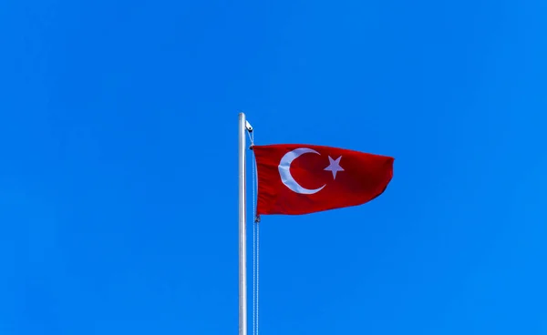 Bandeira turca acenando no céu azul — Fotografia de Stock