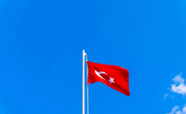 Bendera Turki melambai di langit biru — Stok Foto