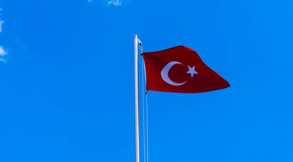 Bandeira turca acenando no céu azul — Fotografia de Stock