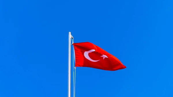 Bandeira turca acenando no céu azul — Fotografia de Stock