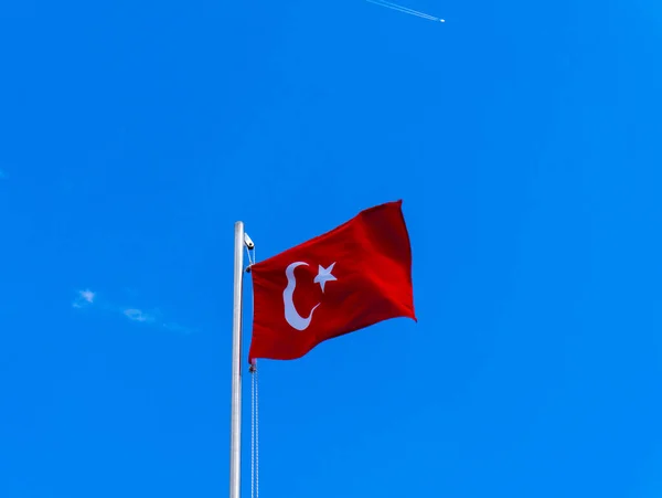 Mavi gökyüzünde dalgalanan Türk bayrağı — Stok fotoğraf