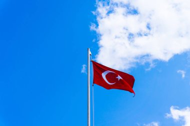 Mavi gökyüzünde dalgalanan Türk bayrağı