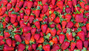 Kırmızı çilek. arka plan nesnelerine