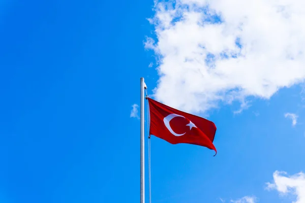 Bendera Turki melambai di langit biru — Stok Foto