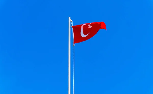 푸른 하늘에서 흔들고 있는 터키 국기 — 스톡 사진