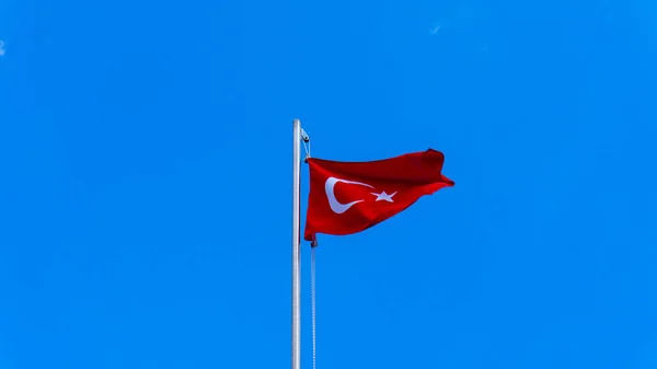 Bandeira turca acenando no céu azul — Fotografia de Stock