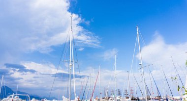 Yatlar sailsboats direkleri. Mavi gökyüzü