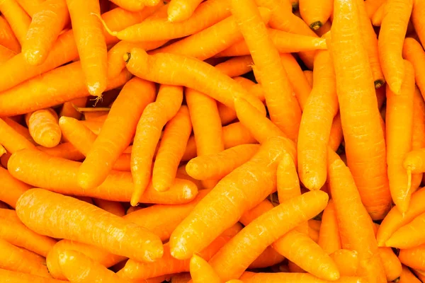Органическая пищевая морковь. фон — стоковое фото