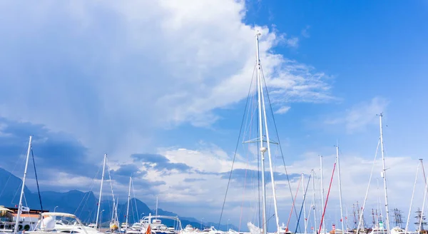 Alberi di barche a vela yacht barche. cielo blu — Foto Stock