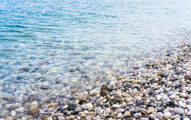 Deniz ve taş. sahil. arka plan