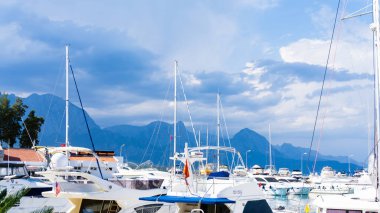 Yatlar sailsboats direkleri. Mavi gökyüzü