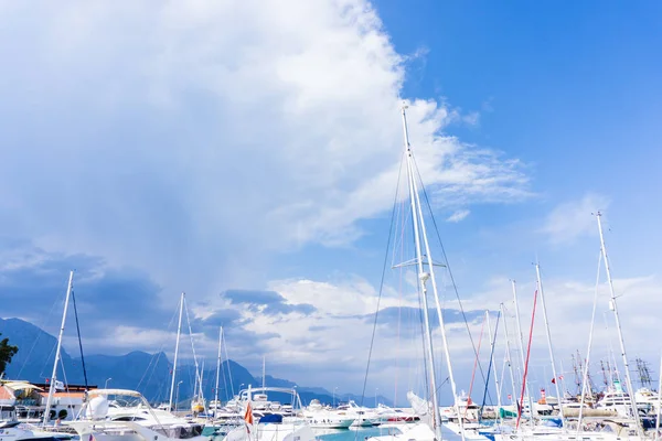 Alberi di barche a vela yacht barche. cielo blu — Foto Stock