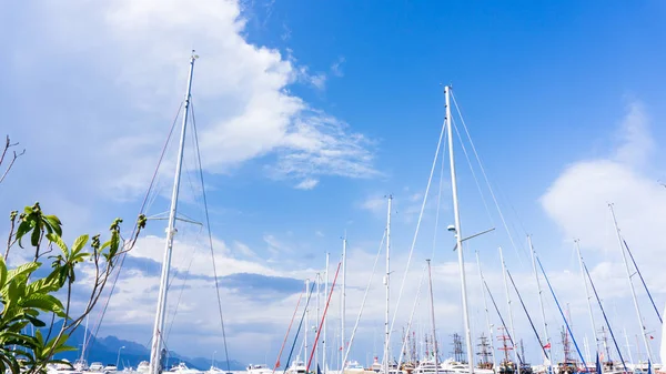 Mastros de iates veleiros. céu azul — Fotografia de Stock