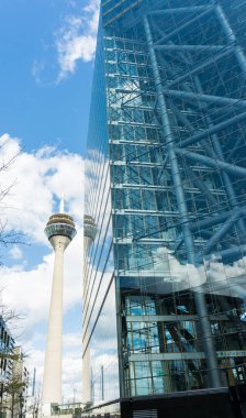 clowdy gökyüzü arka plan üzerinde TV Kulesi Düsseldorf '. Almanya