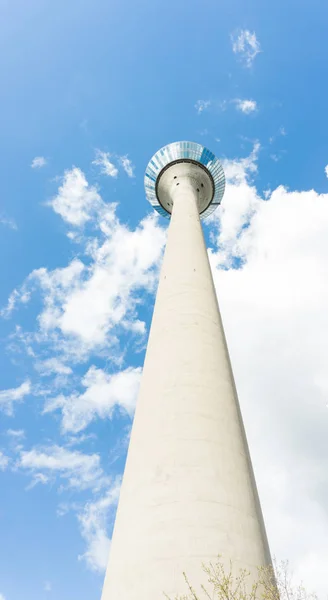 电视塔在杜塞尔多夫 clowdy 天空背景上。德国 — 图库照片