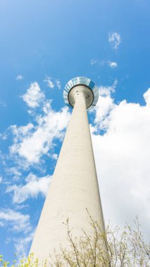 clowdy gökyüzü arka plan üzerinde TV Kulesi Düsseldorf '. Almanya
