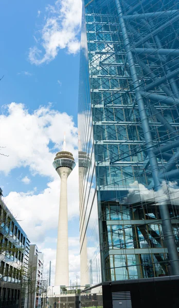 clowdy gökyüzü arka plan üzerinde TV Kulesi Düsseldorf '. Almanya