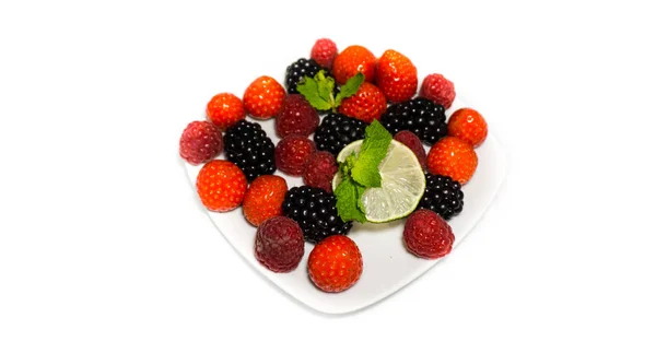 Десерт різні ягоди ізольовані на білому фоні — стокове фото