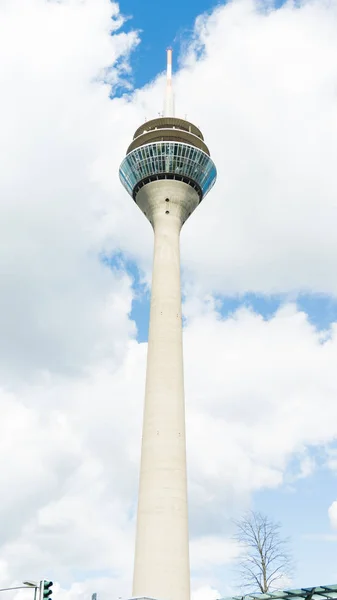 Wieża telewizyjna w Dusseldorfie na tle nieba clowdy. Niemcy — Zdjęcie stockowe