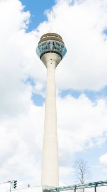 clowdy gökyüzü arka plan üzerinde TV Kulesi Düsseldorf '. Almanya