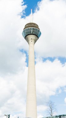 clowdy gökyüzü arka plan üzerinde TV Kulesi Düsseldorf '. Almanya