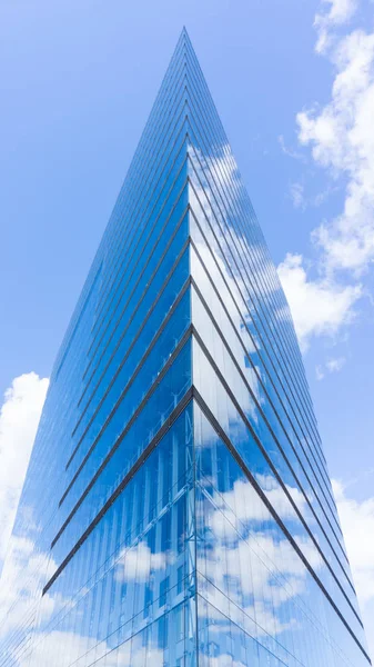 bulutlar Düsseldorf'gökdelen görünümünü. Almanya