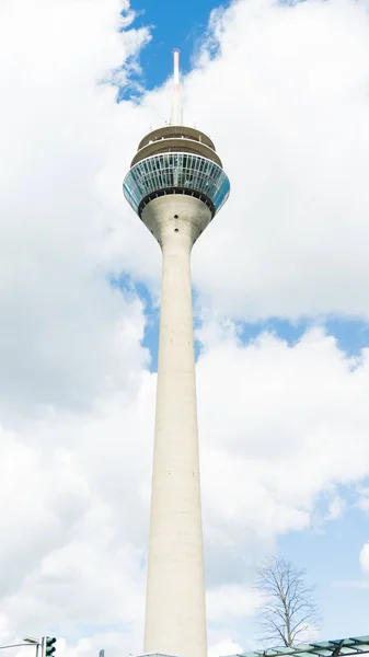 Fernsehturm in Düsseldorf vor wolkenverhangenem Himmel. Deutschland — Stockfoto