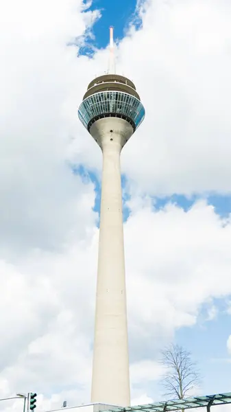 Torre de tv em Dusseldorf no fundo do céu clowdy. Alemanha — Fotografia de Stock