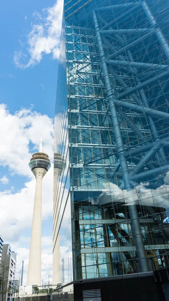 clowdy gökyüzü arka plan üzerinde TV Kulesi Düsseldorf '. Almanya