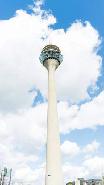 TV-tornet i Düsseldorf på molnigt himmel bakgrund. Tyskland — Stockfoto